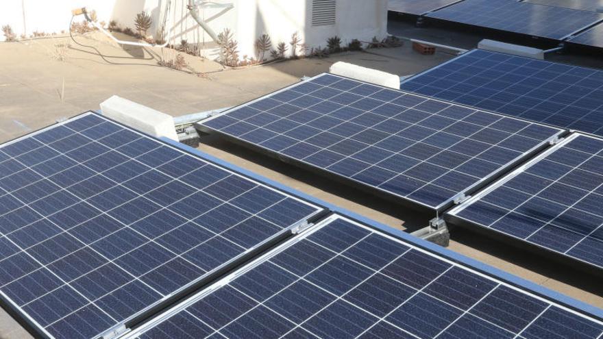 Placas fotovoltaicas en el techo de la sede de Sanidad en la avenida de España