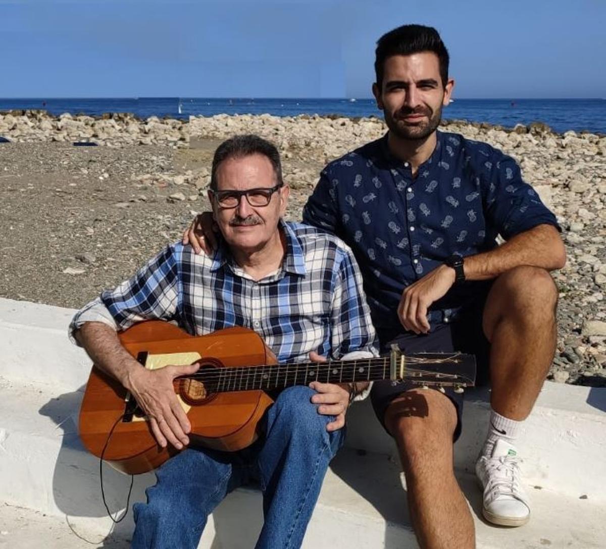 Con su hijo Guillermo, que le asesora en la parte técnica de su página ‘Ricardo Redoli Music’.