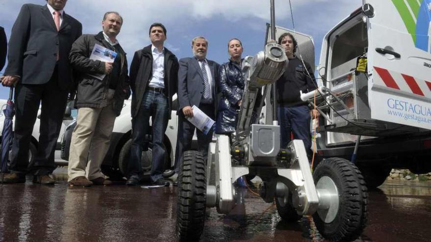 Presentación en 2012 de una cámara robotizada para reparar tuberías de saneamiento en Culleredo.