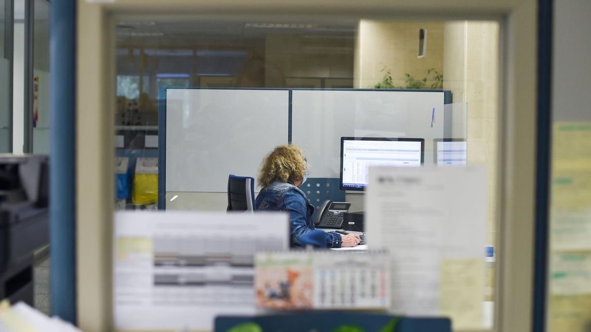 Una empleada pública durante su jornada laboral.