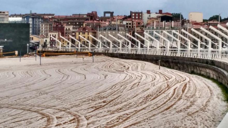 La playa de Poniente amanece con un manto blanco