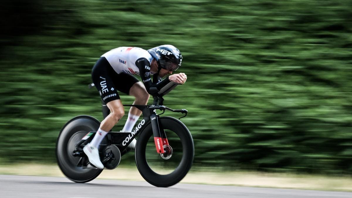 Mikkel Bjerg, camino de su victoria en la contrarreloj del Dauphiné.