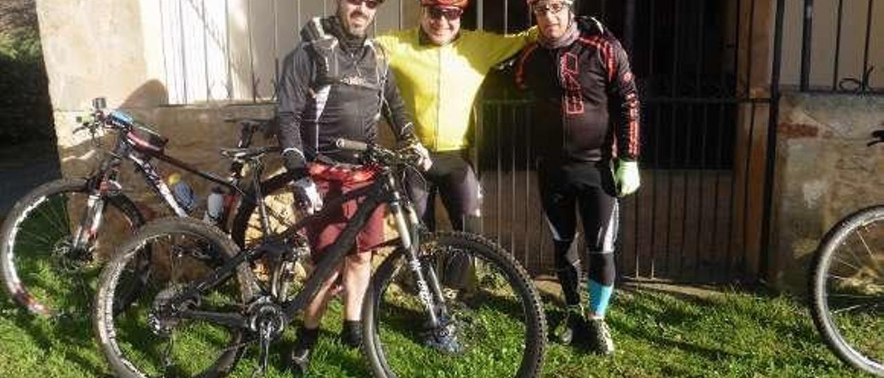 Tres participantes en la ruta.