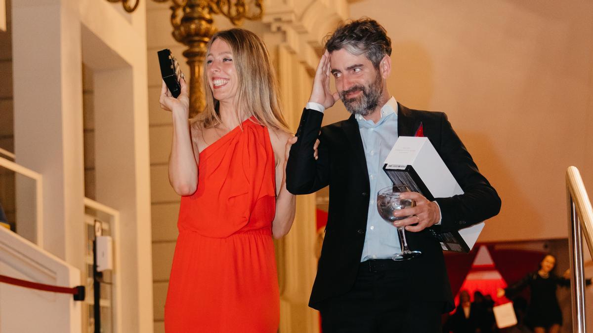 El músico y actor, Joan Dausà junto a su mujer, Eli Dalmau