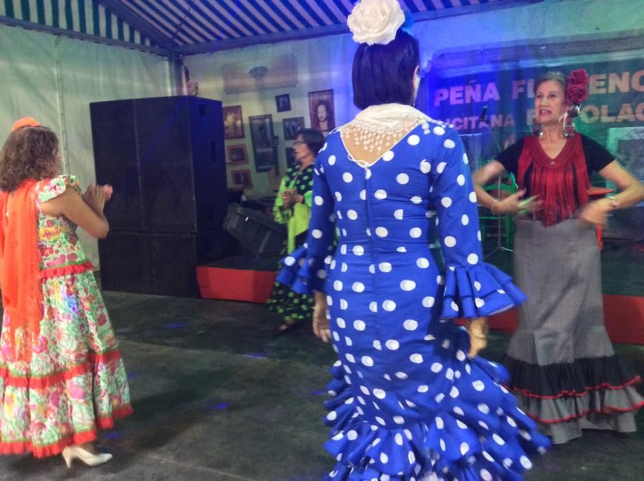 La Feria de Sevillanas 2017 comenzó anoche con una gran afluencia de público, actuaciones flamencas y de sevillanas, gastronomía y casetas, en el recinto portuario de Torrevieja