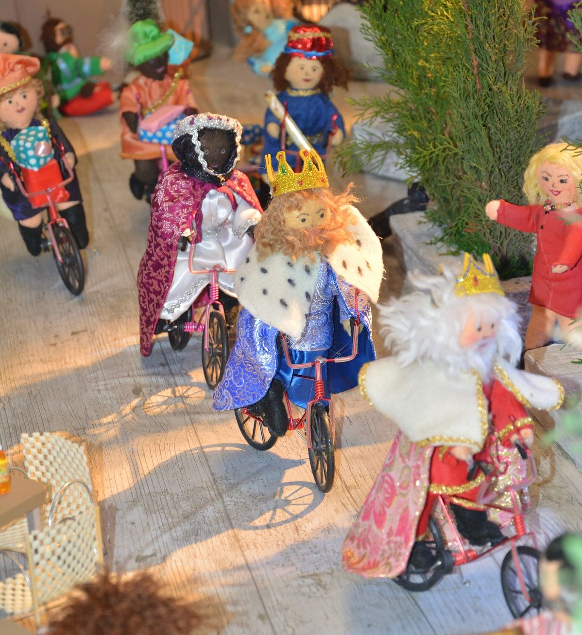 Los Reyes Magos pasan por la plaza en bicicleta