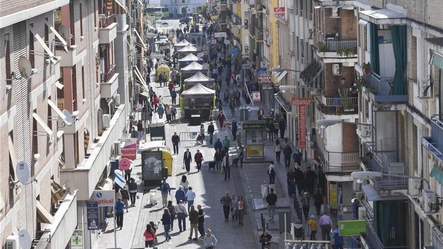 Cientos de vecinos se unen a la fiesta de las compras en el barrio de la Viñuela