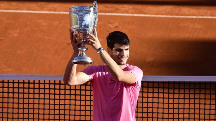 Carlos Alcaraz posa con el trofeo de Buenos Aires.