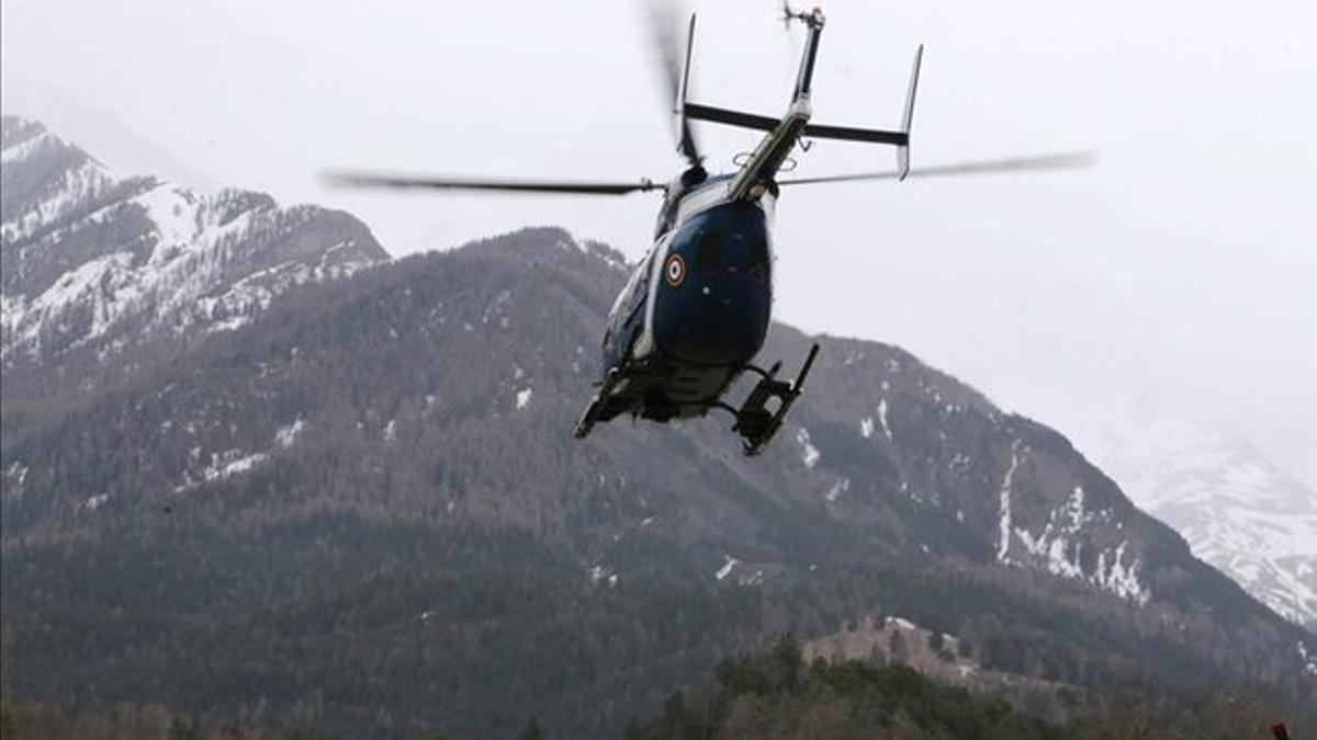 Un helicóptero sobrevuela la zona de la catástrofe en labores de rescate