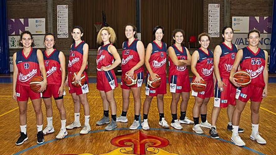 El equipo del Maristas posa en el pabellón colegial donde hoy empieza la liga.