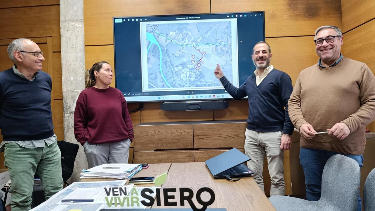 Por la izquierda, los ingenieros municipales Juan Carlos Álvarez y Leire Gabilondo, Ángel García y Pergentino Martínez.