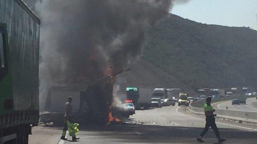 Imatge del camió incendiat a la A-2, a Veciana, a causa d&#039;un accident