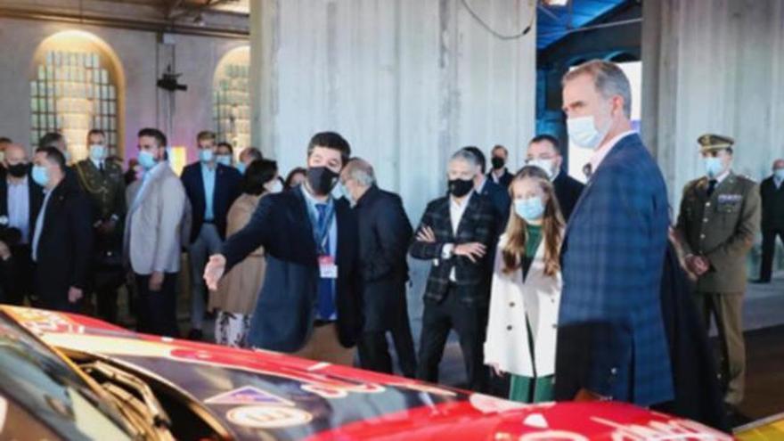 El detalle del coche de Carlos Sainz que llamó la atención del Rey: "¿Puedo abrirlo?"