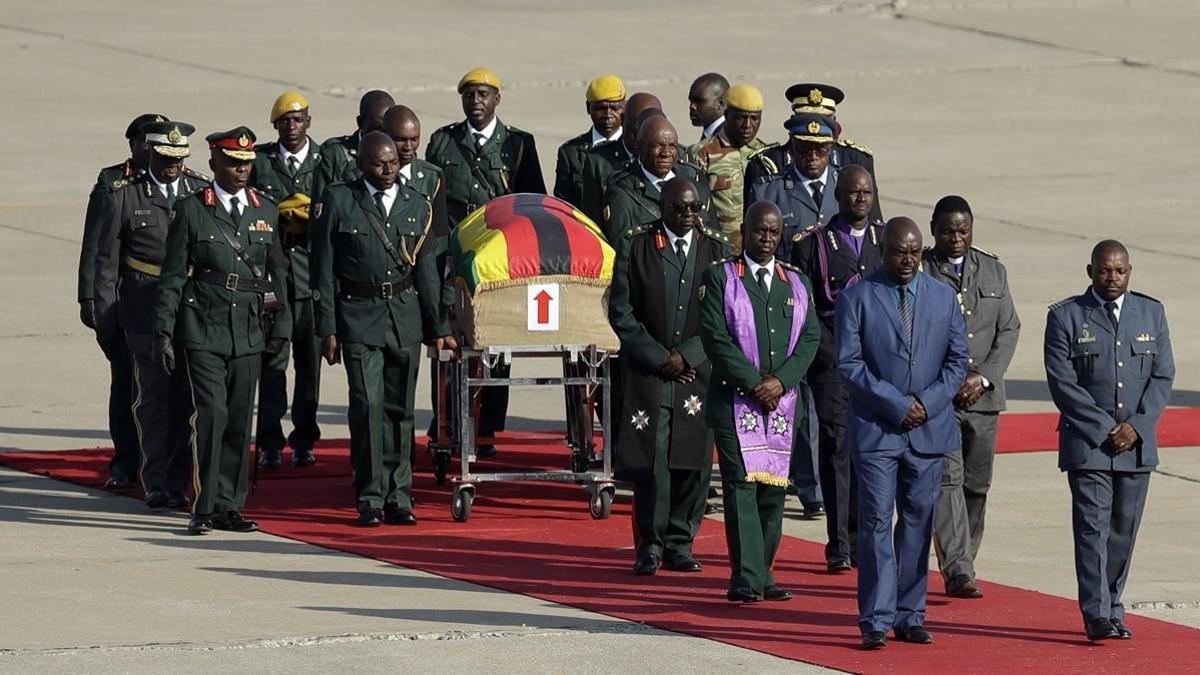 Un féretro con los restos del expresidente de Zimbabwe Robert Mugabe llega desde Singapur al Aeropuerto Internacional Robert Gabriel Mugabe en Harare Zimbabue