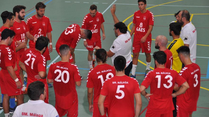 El GAES Club Balonmano Málaga, de Segunda Nacional, en un tiempo muerto.