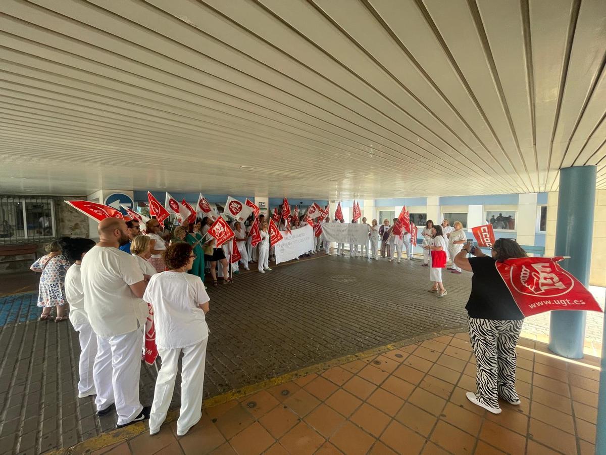 Participantes en el paro convocado por UGT a las puertas del hospital de Plasencia.