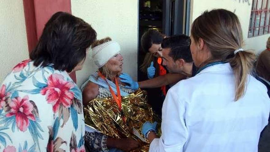 Sanitarios atienden en la mañana de ayer a los heridos en las instalaciones de la estación de ferrocarril de O Porriño tras producirse el accidente en el que el tren descarriló.