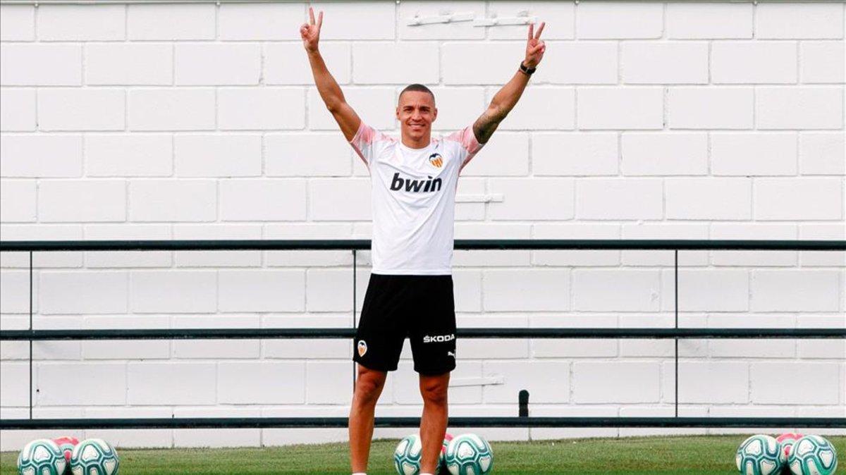 Rodrigo Moreno entrenando con el Valencia