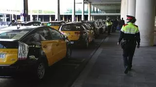 Los taxistas mantienen las protestas en el aeropuerto del Prat mientras negocian con Aena