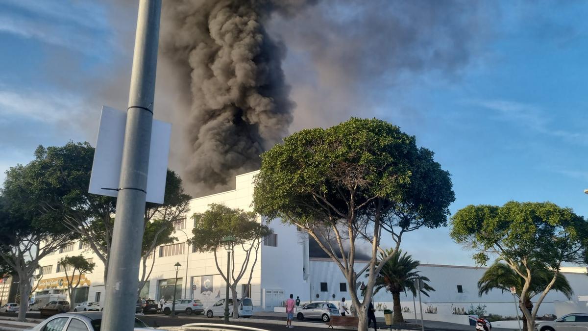 El incendio de una guagua calcina la nave de Lanzarote Bus
