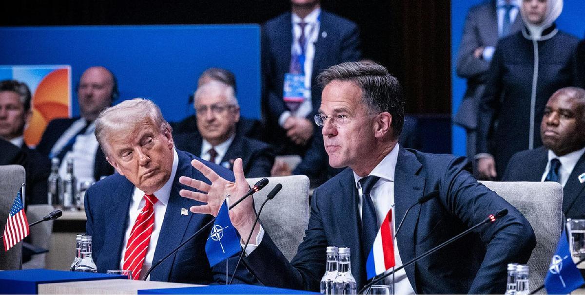 El presidente norteamericano, Donald Trump, observa al secretario general de la OTAN, Mark Rutte, durante una intervención.
