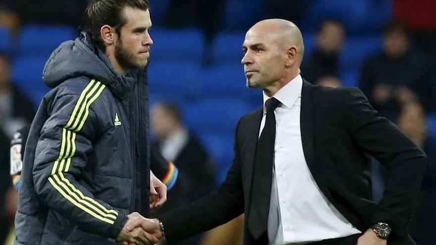 Jémez saluda a Bale tras el partido en el Bernabéu. // Efe