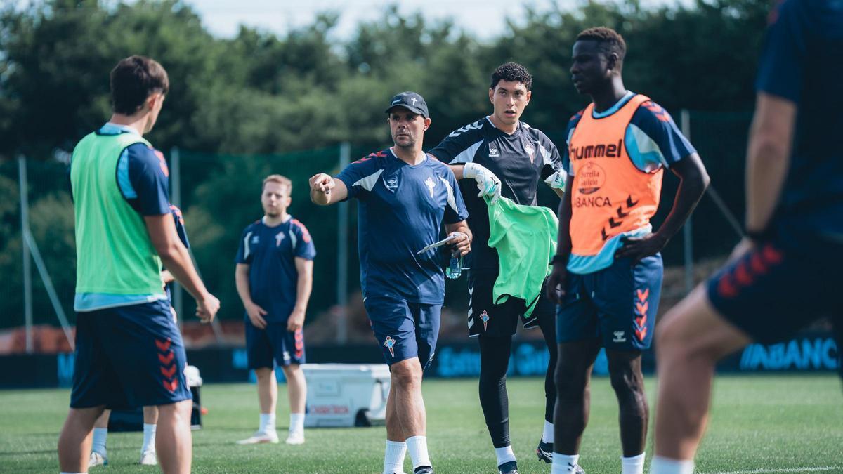 Fredi da instrucciones durante el entrenamiento.