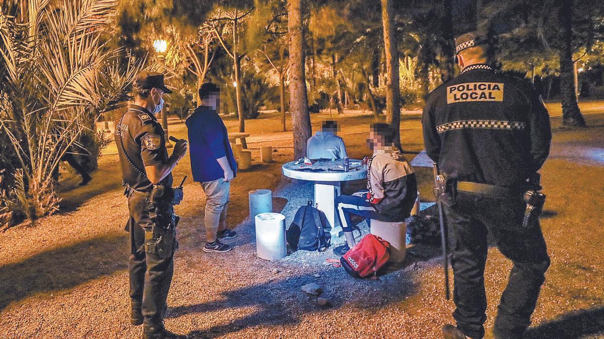 Agentes de la Policía Local de Elche intervienen, recientemente, en uno de los botellones celebrados en la ciudad.