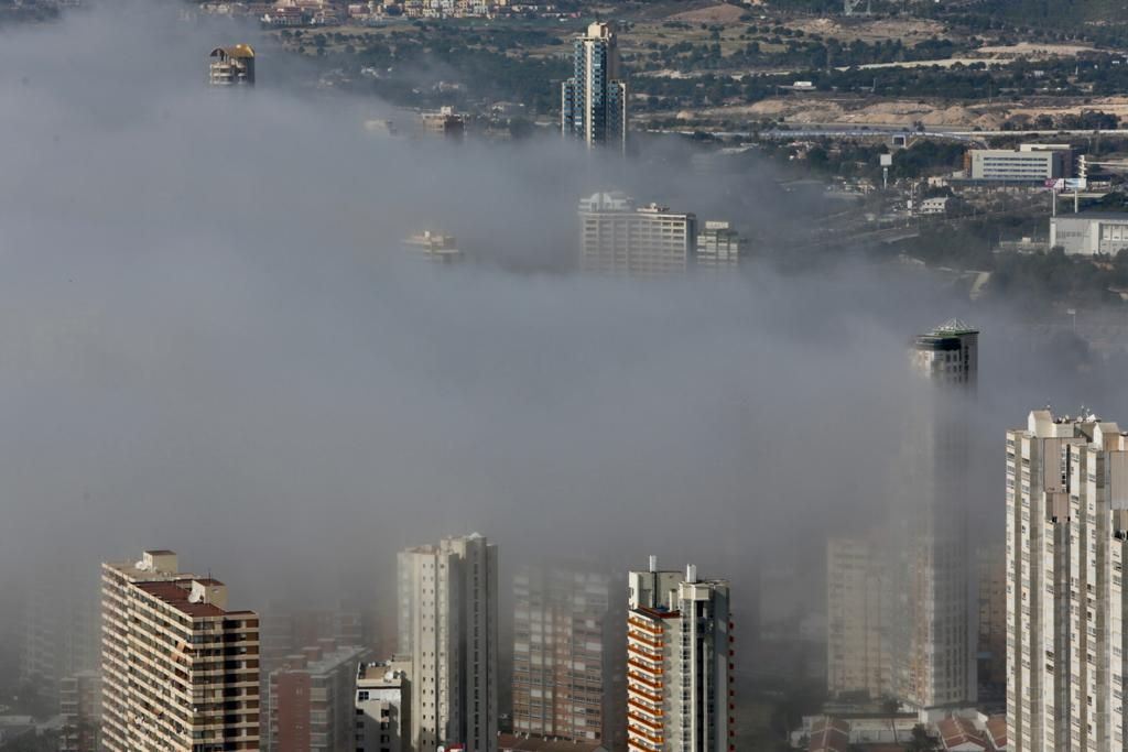 La niebla devora los rascacielos de Benidorm