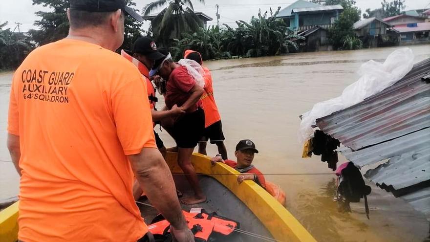 Guardia Costera de Filipinas en tareas de evacuación a causa de la tormenta tropical &#039;Megi&#039;.