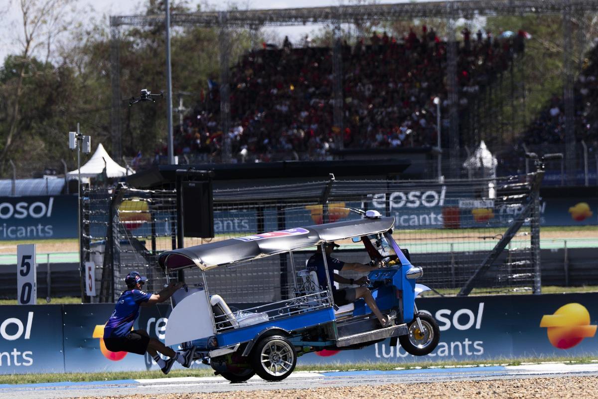 Antes del GP, el mismo domingo, los equipos se divirtieron con una carrera de 'tuk tuks', los taxis de Bangkok.