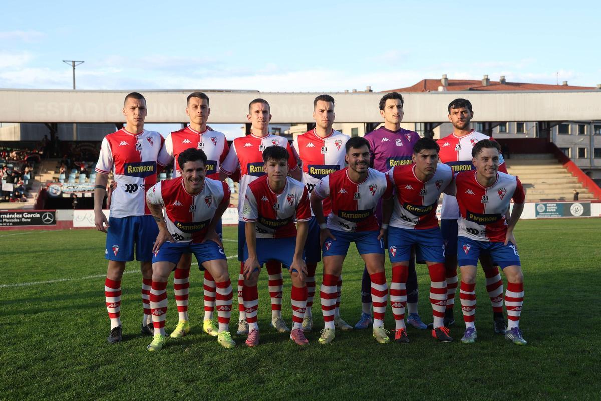 Alineación presentada por el Arosa en el duelo ante el Viveiro.
