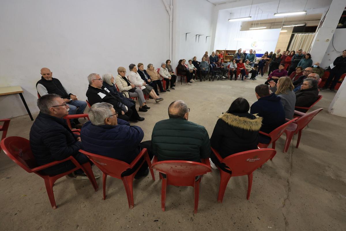 Reunión en la sede de la asociación de vecinos El Roser de Vila-real