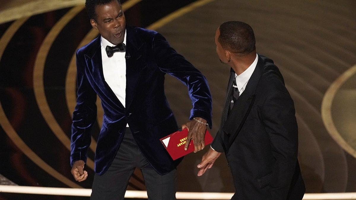 Will Smith le pega un puñetazo a Chris Rock en los premios Oscars 2022