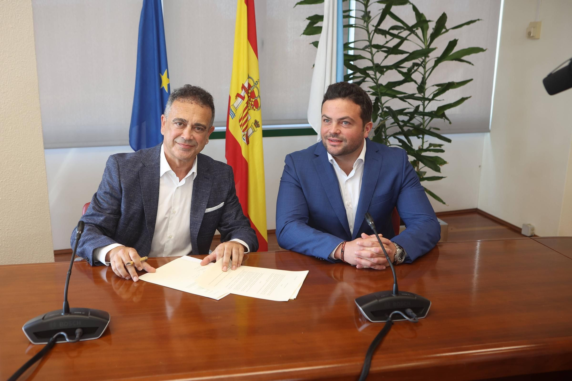 Firma del convenio para la central hidroeléctrica en el lago de As Encrobas