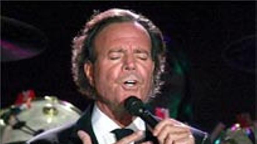 Julio Iglesias devuelve al público el recital cancelado por su indisposición