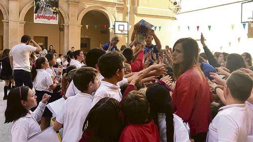 Los jugadores del Iberostar Palma firman autógrafos ayer en el colegio Sant Agustí de Palma.