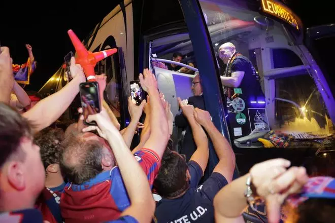 El Levante UD llega a València tras conseguir el ascenso en Burgos
