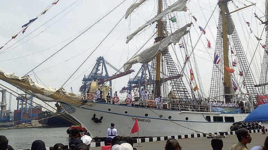 El &quot;KRI Dewaruci&quot;, en el puerto de Yakarta. // @abriyanto65