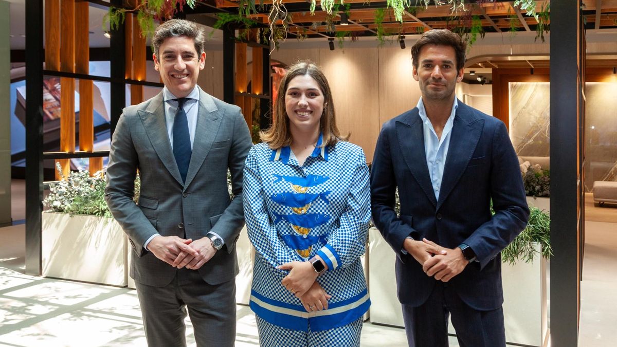 Pablo López, CEO de Silbon, junto a Gracia Segarra, Head of International Branded Content de Porcelanosa y Carlos Galluzzo, Brand Manager de Silbon.