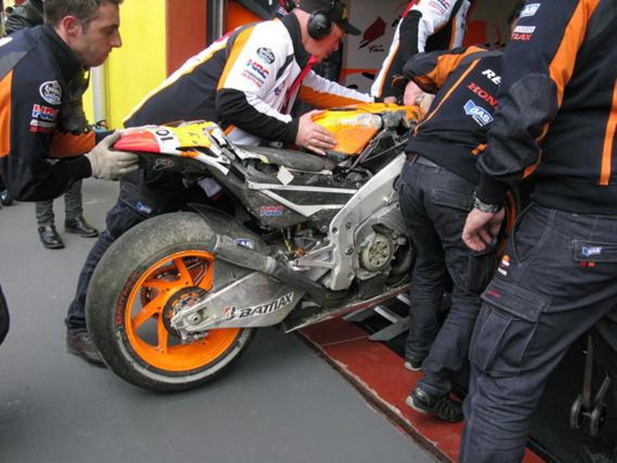 Els mecànics de Márquez introdueixen la seva Honda al box després de l’accident. Els mecànics de Márquez introdueixen la seva Honda al box després de l’accident.