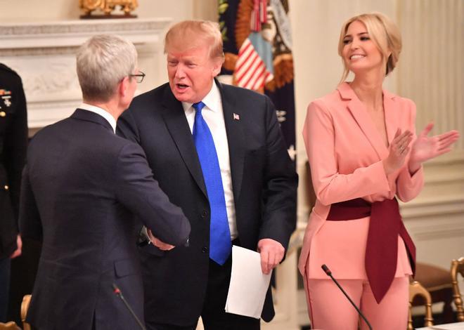 Ivanja Trump y Donald Trump en una reunión con Tim Cook