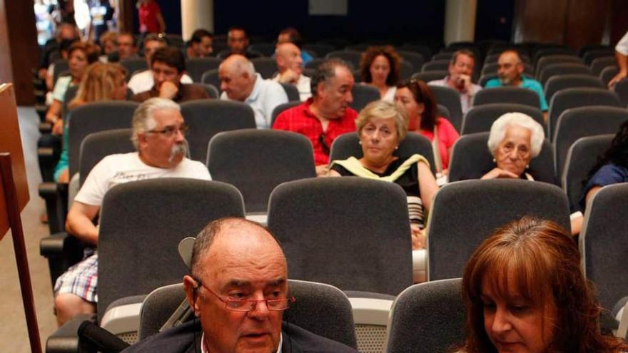 Antonio Masip, con uno de los libros entre las manos, entre el público asistente al acto.