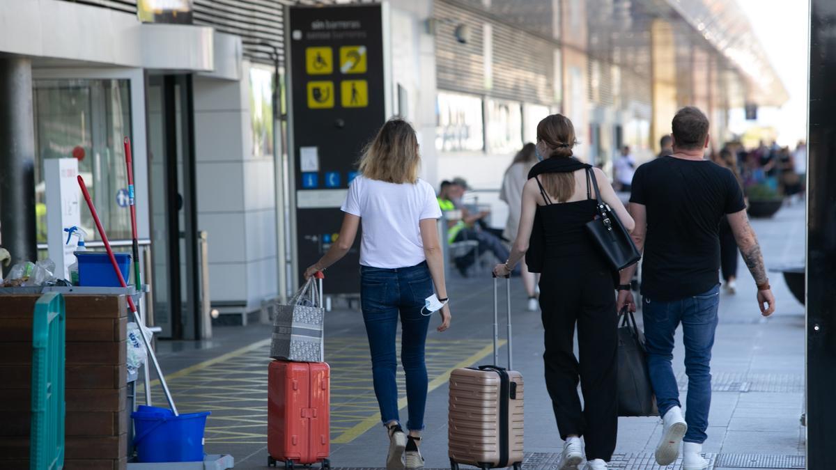 Turistas en el aeropuerto de Ibiza