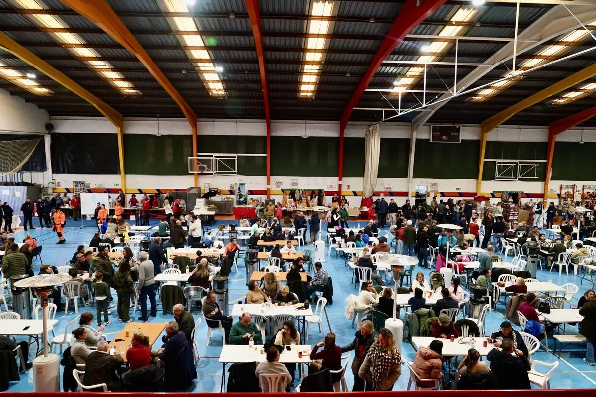 Los vecinos desalojados de Grazalema en el polideportivo El Fuerte de Ronda este domingo, 15 de febrero