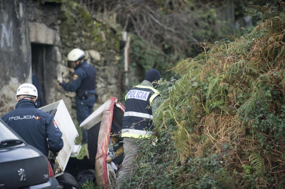 Varias unidades policiales realizaron un importante despliegue en las viviendas de San José, situadas entre los concellos de A Coruña y Arteixo, durante una investigación contra el tráfico de drogas.