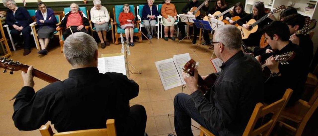 Los alumnos de la Escuela de Música, durante el concierto para los mayores.