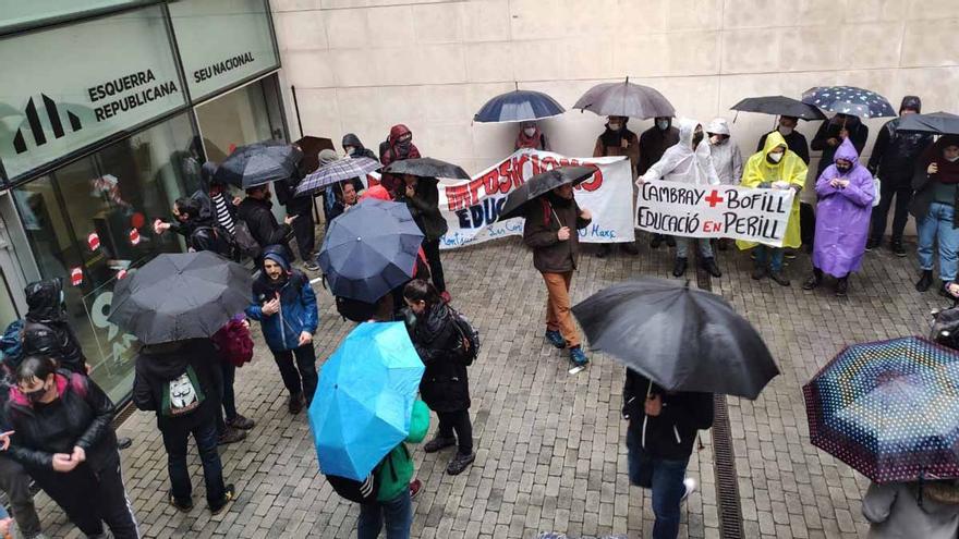 Profesores protestan ante la sede de ERC en Barcelona
