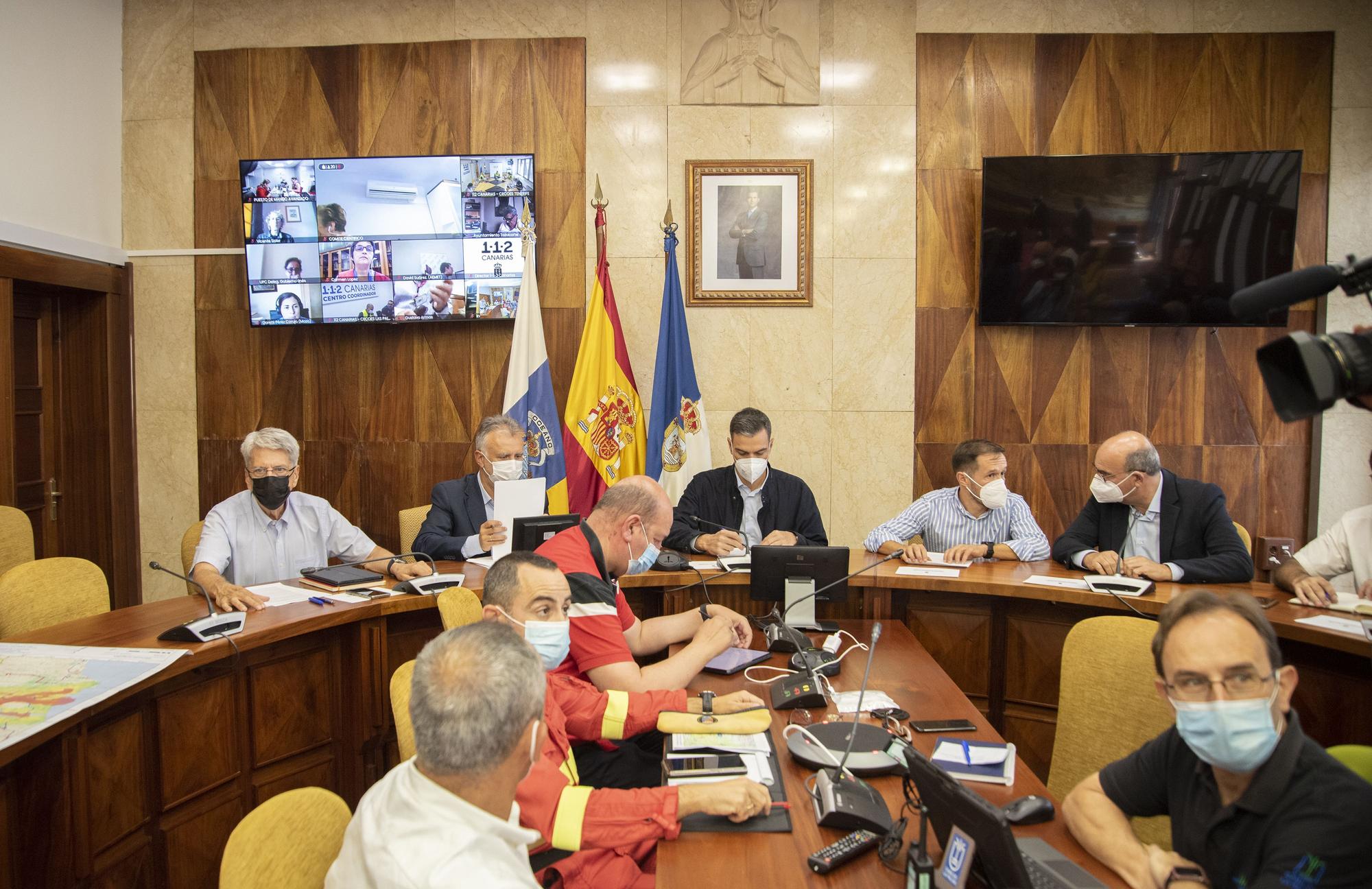 Torres y S�nchez en la reuni�n del Pevolca en La Palma 3.jpg