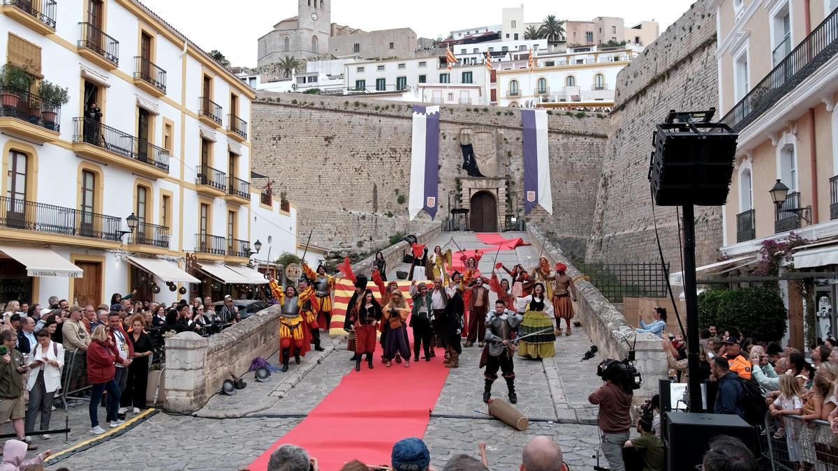 Comienza la Feria Ibiza Medieval con un espectáculo en el Portal de Ses Taules